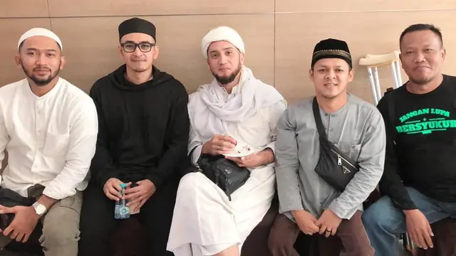 7 Potret Gary Iskak dengan Baju Muslim, Berjenggot dan Pakai Peci