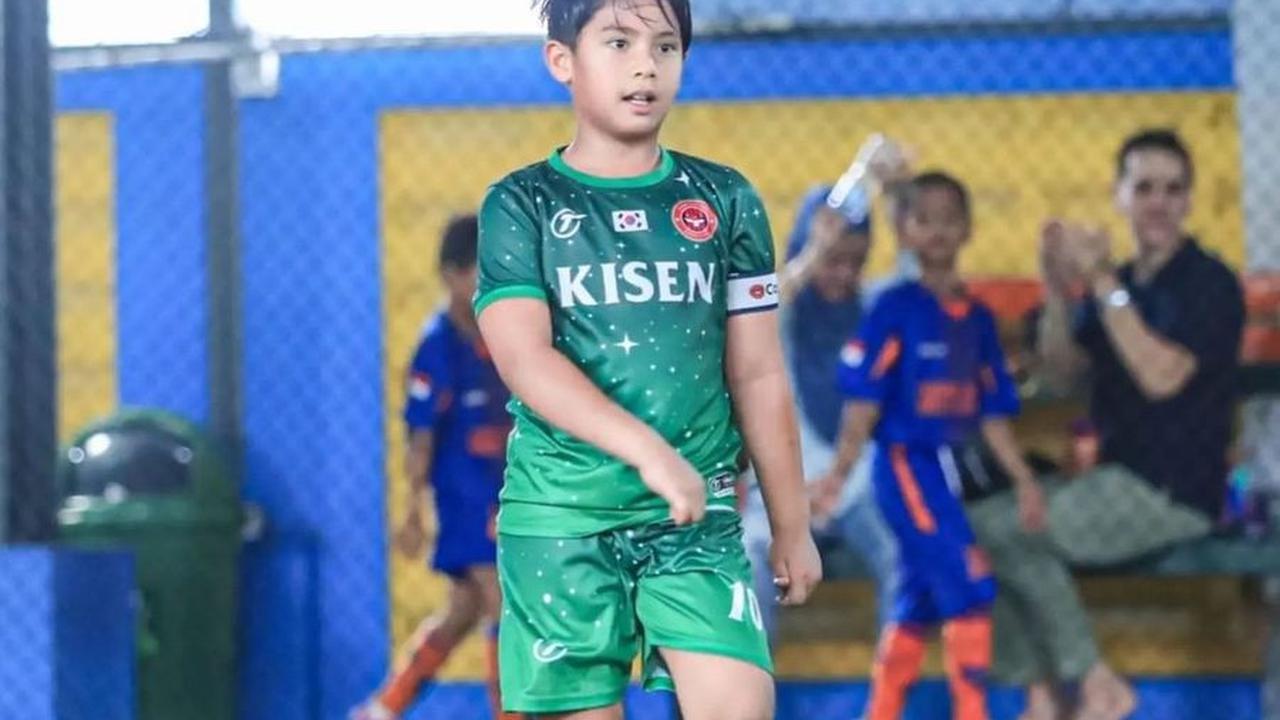 Judika melanjutkan, "Semangat latihannya anak papa. Jangan cengeng, disiplin latihannya dan terus bertumbuh. Semoga mimpimu jadi pemain Top Dunia jadi kenyataan."