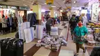 Aktivitas perdagangan di Pasar Tanah Abang Blok A, Jakarta, Senin (15/6/2020). Setelah hampir tiga bulan ditutup, kawasan Pasar Tanah Abang kembali beroperasi pada Senin (15/6) diikuti dengan penerapan protokol kesehatan pencegahan Covid-19. (Liputan6.com/Faizal Fanani)