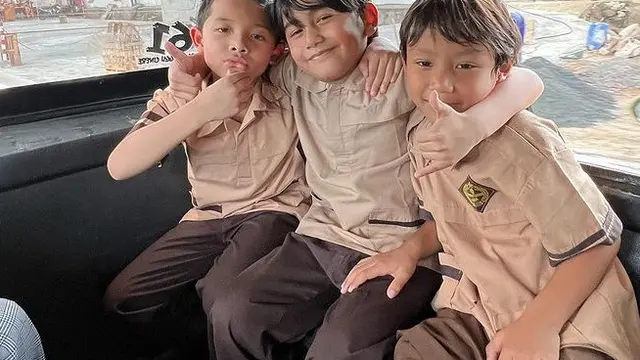 Gaya Ashanty dan Meisya Siregar Naik Angkot. [@meisya_siregar]