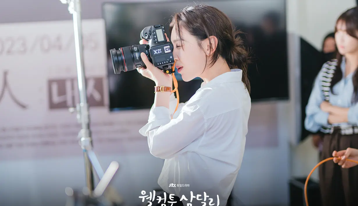 <p>Akhirnya, dia naik ke posisi teratas yang dia impikan. Sam Dal yang memberikan kesan profesional sebagai fotografer papan atas di lokasi syuting. Dengan tatapan tajamnya, dia mengklik shutter dengan timing yang tepat, bekerja tanpa lelah untuk menciptakan karya yang sempurna. (Foto: tvN)</p>