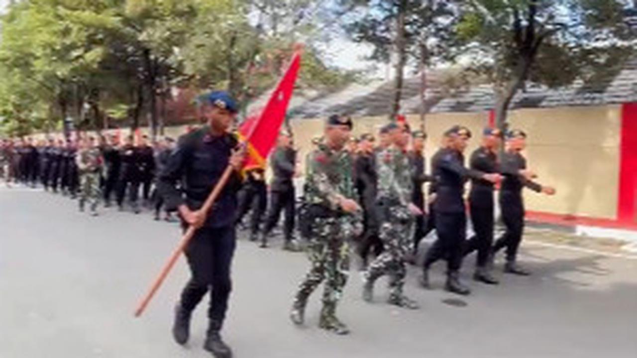 Sebelum upacara dimulai, terlihat Paja, Baja dan Taja berjalan kaki memasuki gerbang utama menuju lapangan upacara. <br>