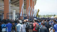 Ratusan bobotoh Persib antre beli tiket menjelang laga Persib vs Mitra Kukar di Stadion Si Jalak Harupat, Sabtu (10/10/2015) petang WIB. (Bola.com/Bagas Rahadyan)