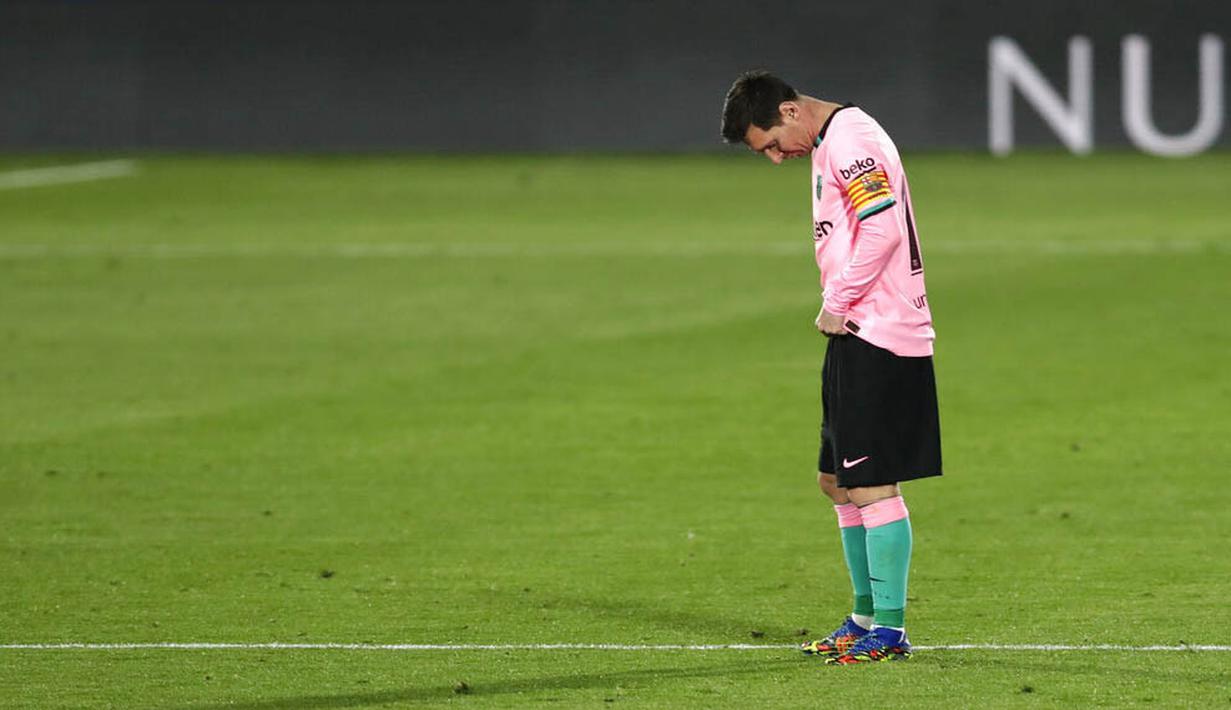 Striker Barcelona, Lionel Messi, tertunduk lesu usai ditaklukkan Getafe pada laga Liga Spanyol di Stadion Coliseum Alfonso Perez, Minggu (18/10/2020). Barcelona takluk dengan skor 1-0. (AP/Manu Fernandez)