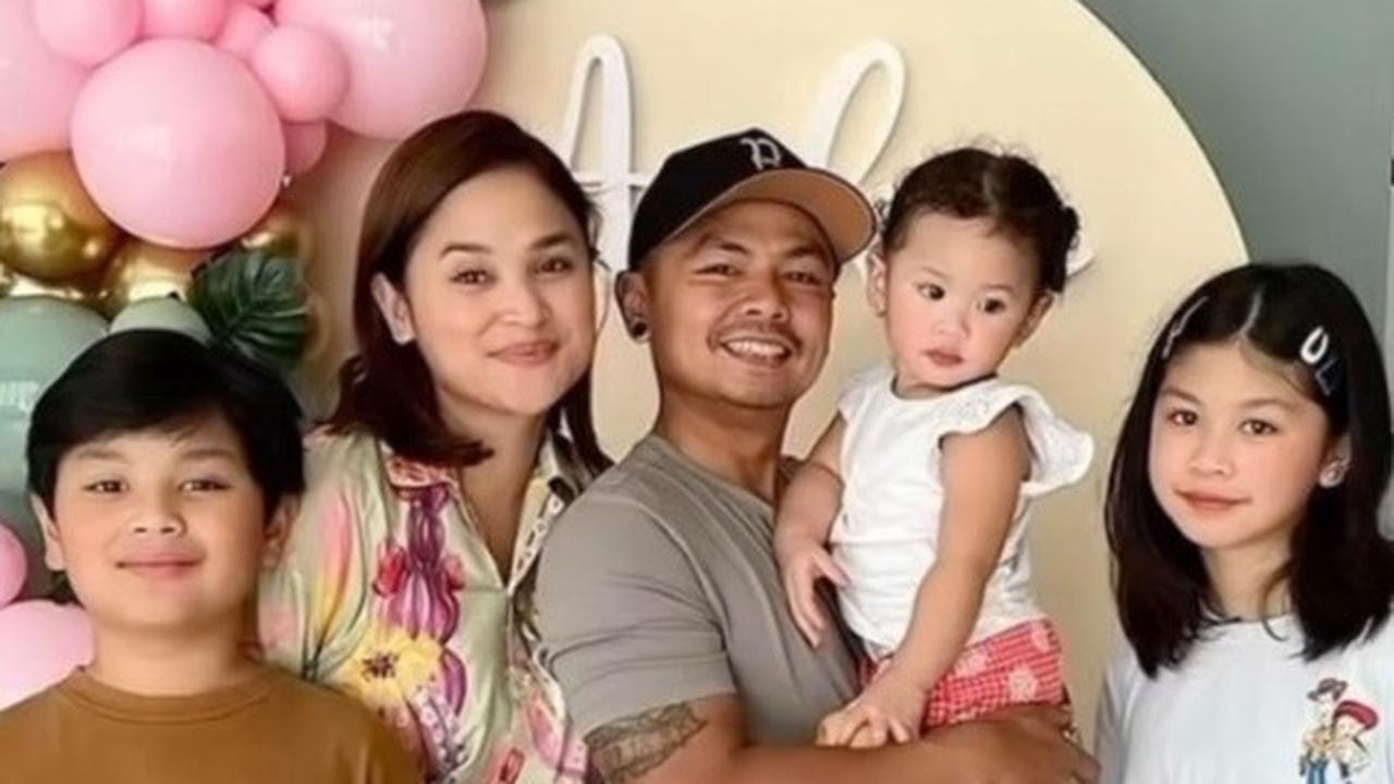 Pasangan ini telah menikah selama 14 tahun. Dari pernikahan tersebut mereka sudah dikaruniai tiga orang anak.