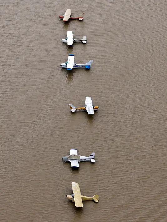 Sejumlah pesawat terbang di bandara dekat Reservoir Addicks terendam banjir yang dipicu Badai Harvey di wilayah Houston, Texas, Selasa (29/8). Kota Houston terdampak paling parah jika dibandingkan dengan wilayah lain di Texas. (AP Photo/David J. Phillip)