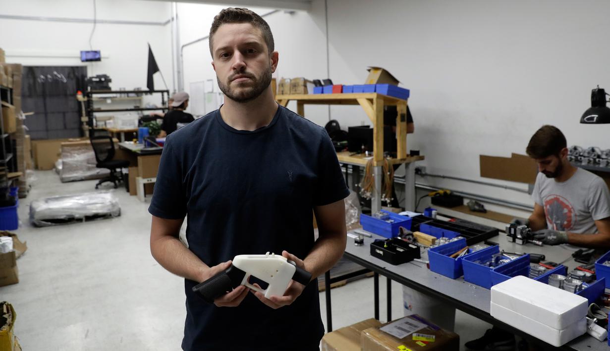 Pendiri Defense Distribute, Cody Wilson menunjukan pistol plastik yang dibuat pada printer 3D di Texas, Rabu (1/8). Pistol dan senapan plastik print 3D ini dikhawatirkan semakin memicu kekerasan akibat senjata api di negara tersebut. (AP/Eric Gay)