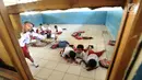 Sejumlah murid kelas II melakukan kegiatan belajar di lantai kelas SDN Kertajaya 2, Rumpin, Bogor, Senin (3/9). Tidak tersedianya meja dan kursi di tiga ruang kelas menyebabkan mereka belajar di lantai selama lebih dari 3 tahun. (Merdeka.com/Arie Basuki)