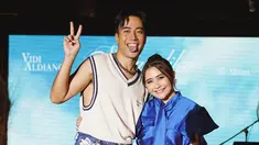 Setelah merilis album Senandika, Vidi Aldiano menggelar konser mini atau showcase dengan sejumlah bintang tamu di Jakarta, baru-baru ini. Salah satunya, Prilly Latuconsina. Bintang film Kukira Kau Rumah mengunggah sejumlah foto di akun Instagram terverifikasinya, seraya mengingat kali pertama dikontak Vidi Aldiano untuk menjajaki kemungkinan berduet. (Foto: Dok. Instagram @prillylatuconsina96)