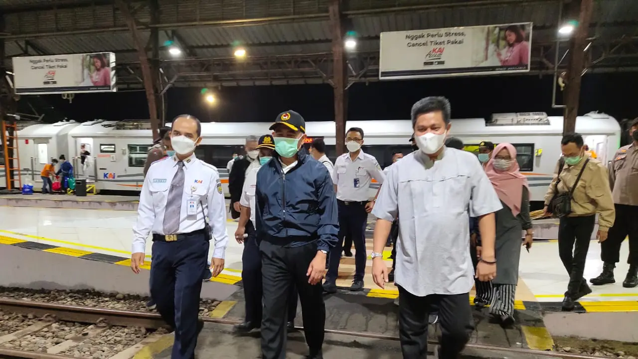 Menteri Koordinator Bidang Pembangunan Manusia dan Kebudayaan (PMK) Muhadjir Effendy menggunakan Kereta Luxury 2