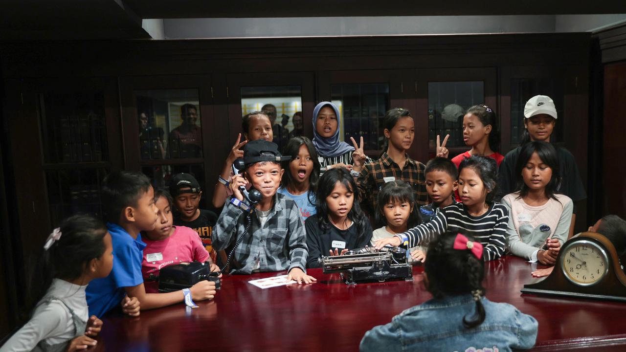 Anak Pekerja Sampah Belajar Sejarah di Kota Tua