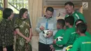 Menpora Imam Nahrawi menandatangani bola untuk para pemain terbaik MILO Football Championship di Jakarta (5/10). Para pemain terbaik ini telah menjalani pelatihan bersama puluhan anak dari seluruh dunia di Barça Academy Barcelona. (Liputan6.com/Rizky)