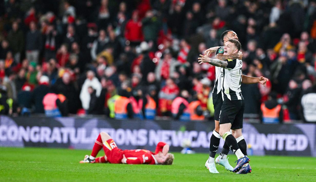 Newcastle United keluar sebagai juara Carabao Cup 2024/2025 setelah menaklukkan Liverpool dengan skor 2-1 pada laga final di Stadion Wembley, Minggu (16/3/2025) malam WIB. (AFP/Glyn Kirk)
