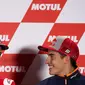 Pembalap Ducati, Andrea Dovizioso dan pembalap Repsol Honda, Marc Marquez berbincang pada konferensi pers jelang MotoGP Jepang 2018. (Martin BUREAU / AFP)