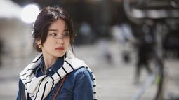 Drama Now, We Are Breaking Up Now, We Are Breaking Up adalah drama comeback Song Hye Kyo setelah terakhir kali membintangi drama Encounter (2018—2019). Dalam drama tersebut, Hye Kyo akan adu akting bareng aktor Jang Ki Yong yang lebih muda 11 tahun darinya. Berperan sebagai Ha Young Eun, seorang wanita yang bekerja di perusahaan fashion, Song Hye Kyo dalami peran selama 6 bulan. (Liputan6.com/IG/@kyo1122)