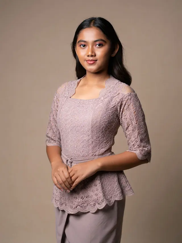 Model Kebaya Brokat Lengan 3/4