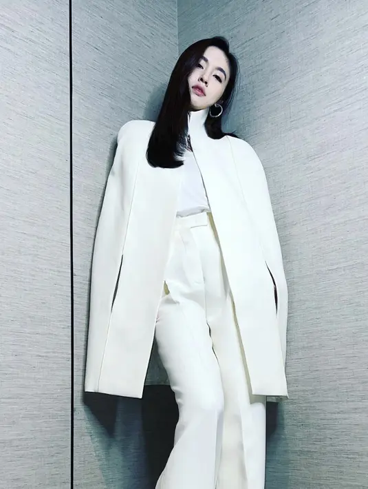 Vibes lady boss juga berhasil dikreasikan lewat makeup. Nong Poy memulaskan gaya riasannya dengan look sederhana dengan menonjolkan fitur wajahnya melalui makeup tipis. [Foto: Instagram/ @poydtreechada]