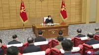 Pemimpin Korea Utara Kim Jong Un (atas) menghadiri pertemuan tentang strategi anti-virus di Pyongyang, Korea Utara Sabtu, 14 Mei 2022. (KCNA/AP)