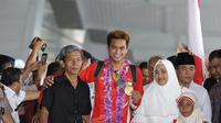 Tontowi Ahmad, dan keluarga di Terminal 3, Bandara Soekarno-Hatta, Jakarta, Selasa (23/8/2016). (Bola.com/Nicklas Hanoatubun)