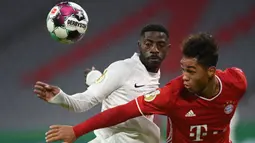 Penyerang Bayern Munchen, Armindo Sieb, berebut bola dengan bek Duren Merzenich, Guenter Mabanza, pada laga DFB Pokal di Stadion Allianz Arena, Jumat (16/10/2020) dini hari WIB. Bayern Munchen menang 3-0 atas Duren Merzenich. (AFP/Christof Stache)