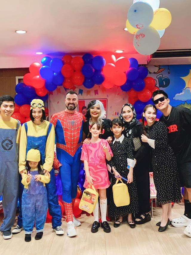 Kebersamaan Ayu Ting Ting dan Boy William di pesta ulang tahun Robby Purba yang ke-37 (Foto: instagram ayutingting92)