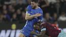 <p>Bek AZ Alkmaar, Pantelis Hatzidiakos berebut bola dengan penyerang West Ham United, Michail Antonio pada leg pertama semifinal Europa Conference League 2022/2023 di London Stadium, London, Jumat (12/5/2023) dini hari WIB. (AP Photo/Kin Cheung)</p>
