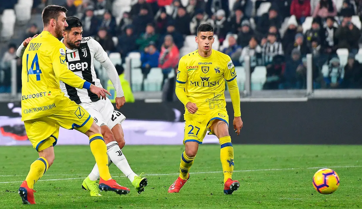 Gelandang Juventus, Emre Can mencetak gol ke gawang Chievo pada laga pekan ke-20 Serie A di Allianz Stadium, Senin (21/1). Juventus berhasil memantapkan posisi di puncak klasemen setelah menggilas Chievo 3-0. (Alessandro Di Marco/ANSA via AP)
