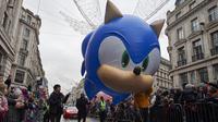 Sebuah balon udara besar karakter tokoh animasi, Sonic Hedgehog dibawa peserta dalam acara Hamleys Natal Toy Parade di Regent Street di London, Inggris (20/11). Parade ini dipadati sekitar 750.000 pengunjung dari berbagai negara. (AFP/Niklas Halle'n)
