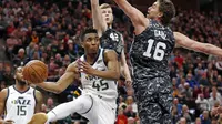 Guard Utah Jazz, Donovan Mitchell, melewati hadangan penggawa San Antonio Spurs pada lanjutan NBA di Vivint Smart Home Arena, Senin (12/2/2018) atau Selasa (13/2/2018) WIB. (AP Photo/Rick Bowmer)