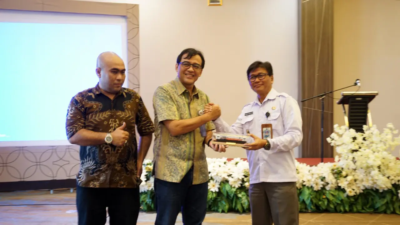 Kepala Disperindag ESDM Garut, Nia Gania Karyana, pada acara Lunch Meeting bersama jajaran Freight Marketing, Sales, and Customer Care PT. KAI, Rabu (25/5/2022). (Liputan6.com/Jayadi Supriadin)