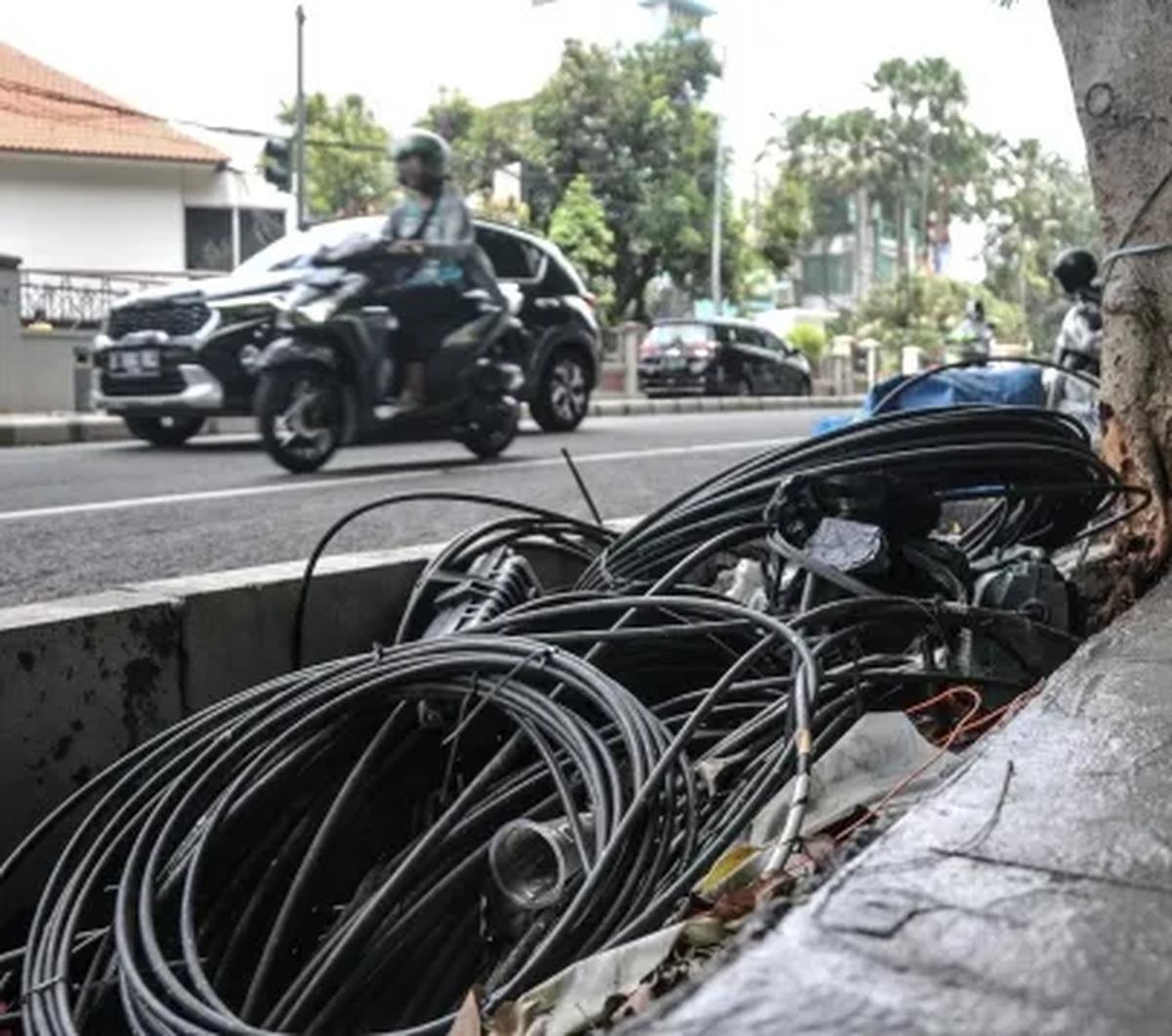 Nurhasan mendesak Dinas Bina Marga agar dapat mempercepat proses merapikan kabel-kabel fiber optik kusut yang sudah tidak lagi terpakai.