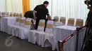 Petugas Paspampres tampak menyiapkan sejumlah peralatan berupa pembatas dan metal detector di sekitar rumah orangtua Selvi Ananda di Jalan Kutai Raya, Sumber, Solo, Jateng, Selasa (9/6/2015). (Liputan6.com/Faizal Fanani)
