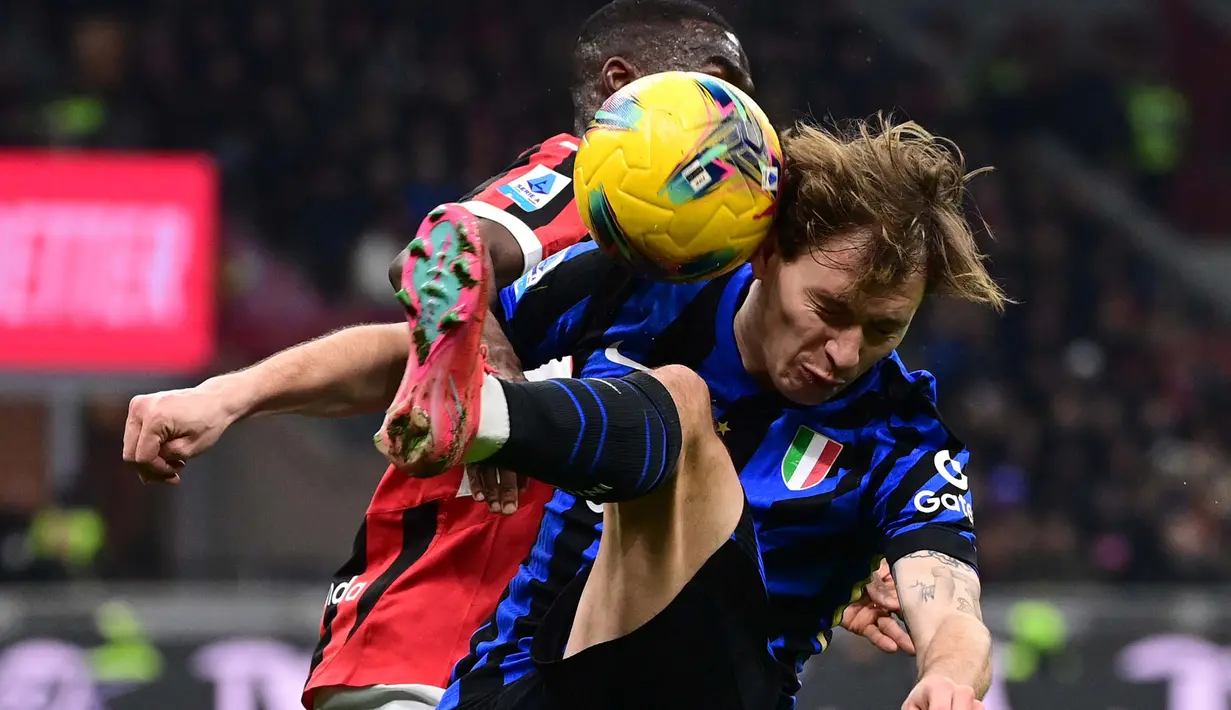 Laga kedua tim kota Milan, Italia, berlangsung ketat dan sengit. (PIERO CRUCIATTI/AFP)