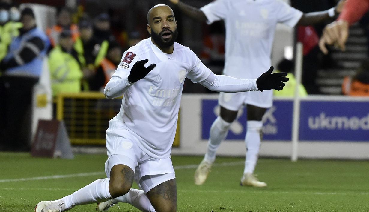 Setelah mengalami kebuntuan, Arsenal memasukkan Alexandre Lacazette pada menit ke-69. Sepuluh menit usai masuk menggantikan Charlie Patino, Lacazette gagal memaksimalkan peluang di depan gawang Nottingham Forest. (AFP/Daniel Leal)
