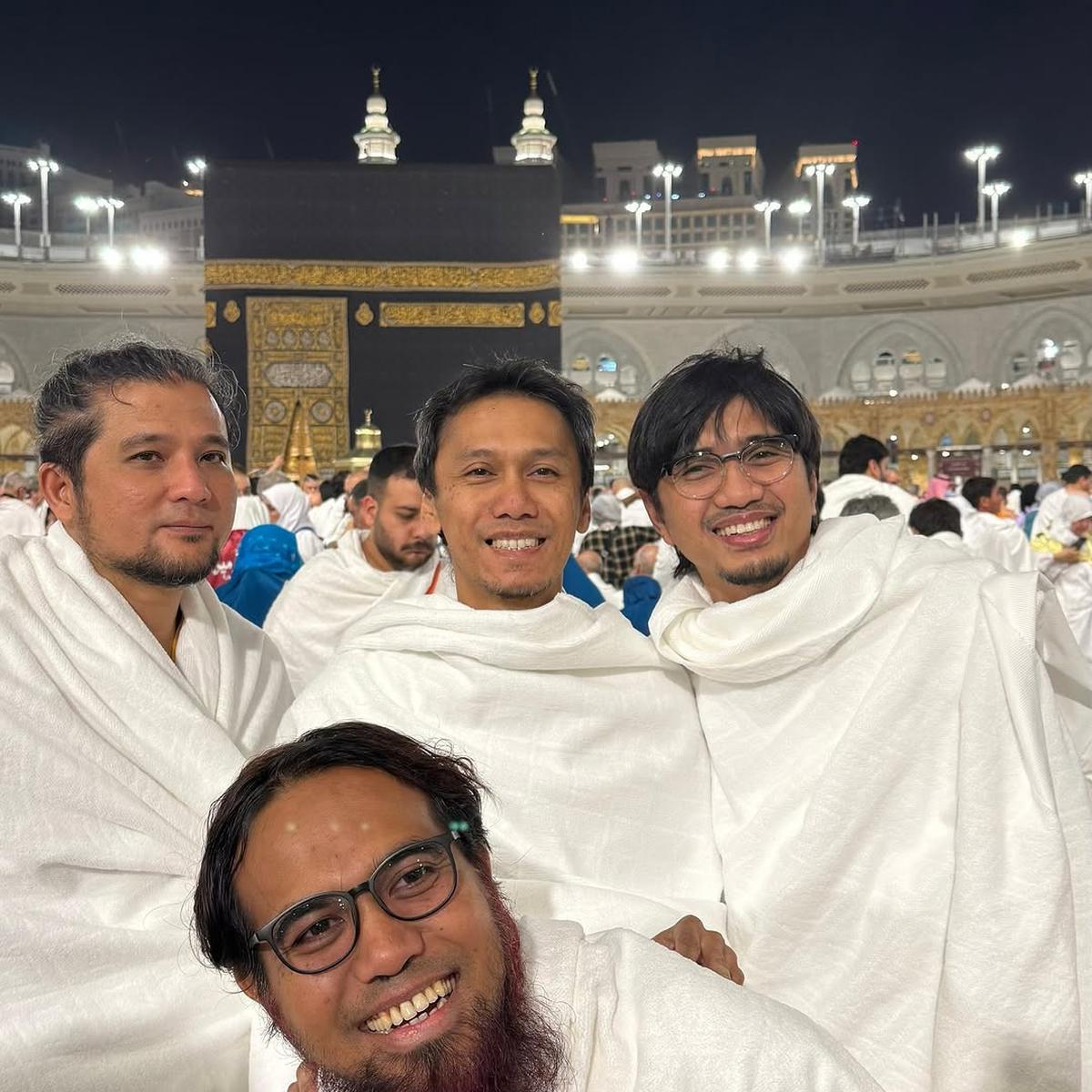 Momen Sakti Bagikan Momen Umrah Bareng Sheila On 7: Semoga Jadi Kisah Klasik untuk Masa Depan