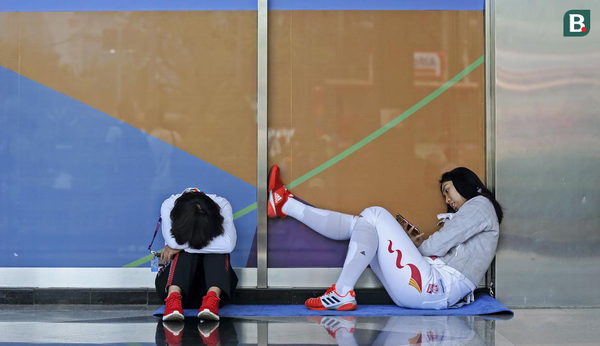 Atlet Anggar China, Shao Yaqi, melepas lelas usai bertanding di Asian Games di JCC, Jakarta, Minggu (19/8/2018). (Bola.com/Peksi Cahyo)