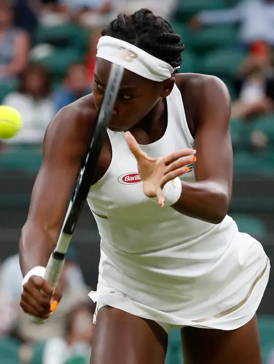 Petenis AS, Cori Gauff melakukan servis ke arah lawannya Magdalena Rybarikova dari Slovakia pada babak kedua Wimbledon di All England Lawn Tennis Club, London, Rabu (3/7/2019). Petenis berusia 15 tahun itu melaju ke babak ketiga setelah menaklukkan, Magdalena Rybarikova 6-3, 6-3. (AP/Alastair Grant)