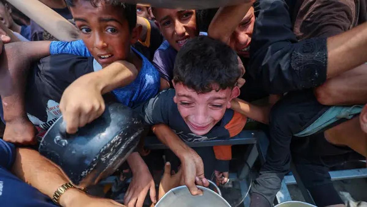 Tangis dan Jerit Anak-anak Gaza Saat Antre Pembagian Makanan