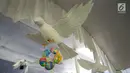 Salah satu dekorasi telur paskah di Gereja Katedral, Jakarta, Minggu (4/1). Telur telur paskah tersebut dihias dengan tema sila ketiga dalam Pancasila. (Liputan6.com/Helmi Fithriansyah)