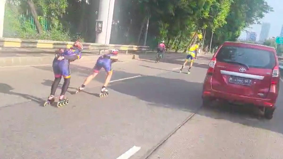 Viral Main Sepatu Roda di Jalan, Dishub Ingatkan Jakarta Punya