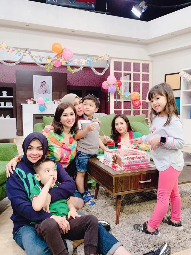 Amy Qanita dan Rieta Amalia mengasuh cucu (Instagram/amy_r_qanita)