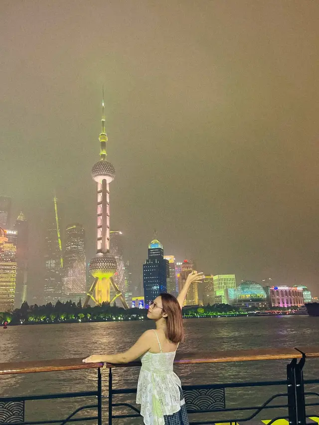 Dreamy Honeymoon di Negeri Sakura, 6 Potret Gaya Vintage Puitis Nadin Amizah di Jepang