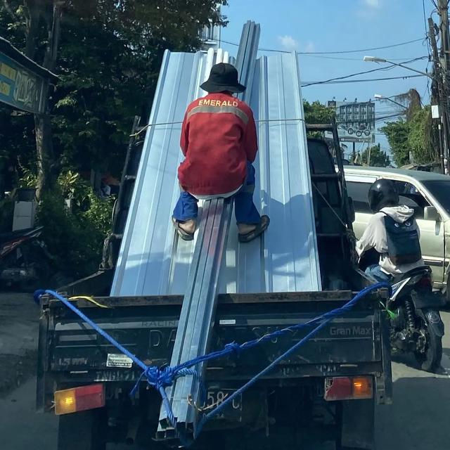 6 Potret Orang di Mobil Pick Up Bersama Barang Angkutan Ini Bikin Kasihan