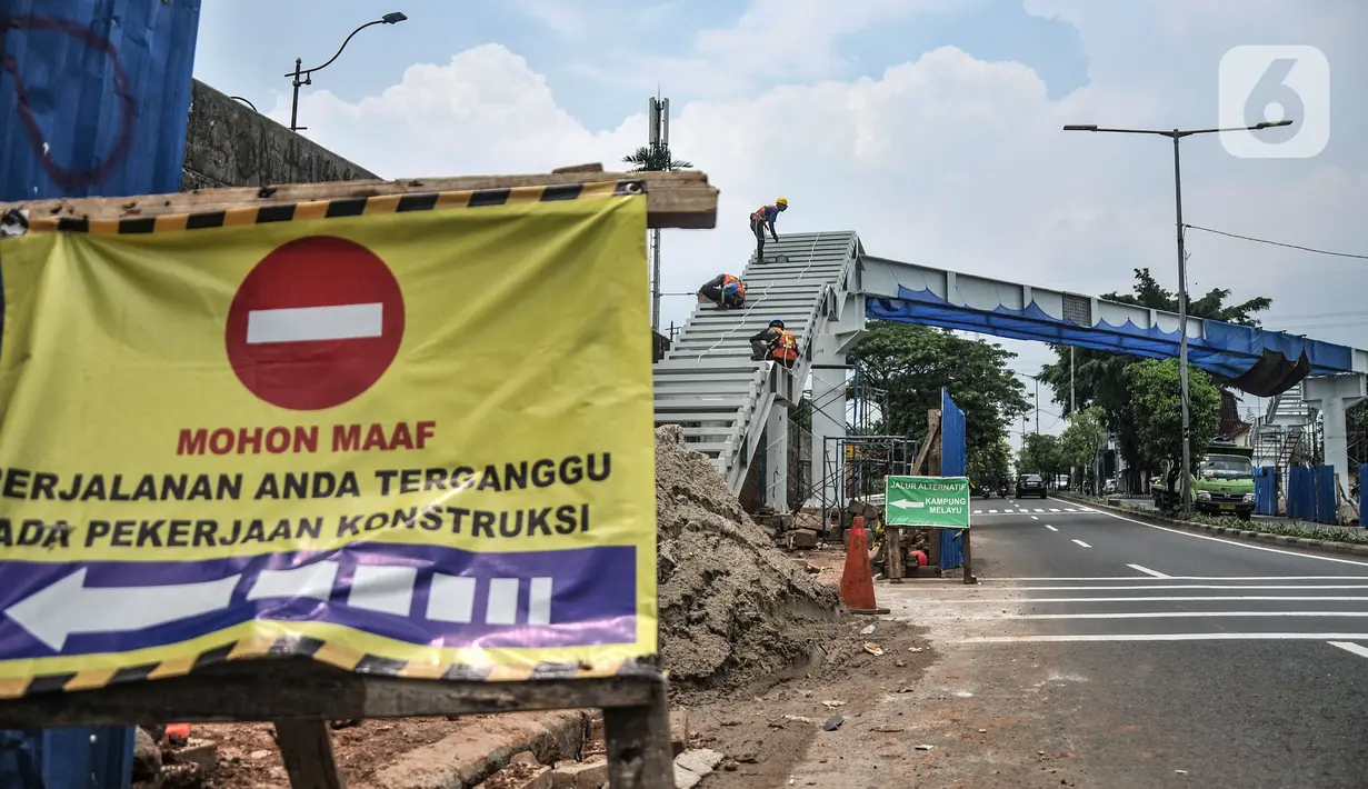 Pekerja Dinas Bina Marga DKI Jakarta mengerjakan pembangunan JPO di Jalan Kolonel Sugiono, Duren Sawit, Jakarta Timur, Rabu (3/11/2021). Pembangunan JPO tersebut bertujuan memberikan kenyamanan serta keselamatan bagi pejalan kaki dan mencegah kecelakaan. (merdeka.com/Iqbal S. Nugroho)