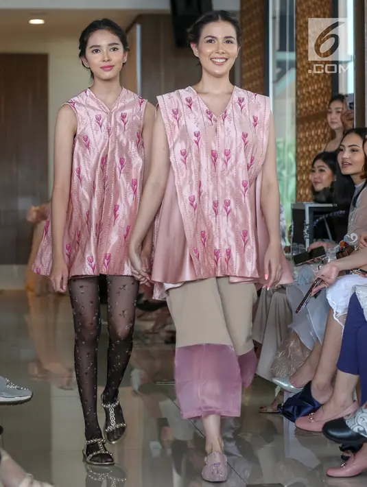Model membawakan busana koleksi terbaru Alto Prive karya desainer Cynthia Vicario berkolaborasi dengan Tyna Kanna Mirdad di Menteng, Jakarta, Kamis (9/5/2019). Fashion show bertajuk FLORA merupakan koleksi busana menyambut bulan Ramadan. (Liputan6.com/Fery Pradolo)
