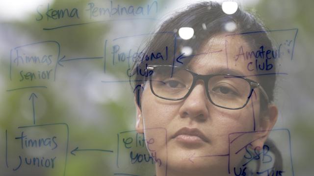 Sekjen PSSI, Ratu Tisha, saat mengunjungi Kantor Redaksi KLY. (Bola.com/Yoppy Renato)