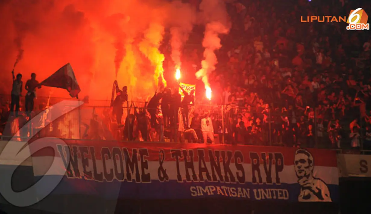 Kemeriahan di tribun penonton yang menyaksikan laga Indonesia vs Belanda pada 7 Juni 2013 (Liputan6.com/Helmi Fithriansyah)