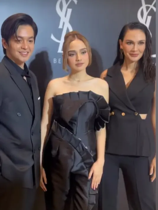 Tidak bisa dipungkiri paras cantik Syifa Hadju dan Luna Maya selalu sukses curi perhatian. Terbaru, keduanya menghadiri sebuah event yang sama dan tampil dengan busana serba hitam. [@lunamaya]