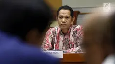 Capim KPK Nurul Ghufron menyampaikan pendapatnya saat mengikuti uji kelayakan dan kepatutan (fit and proper test) dengan Komisi III DPR di Kompleks Parlemen, Jakarta, Rabu (11/9/2019). Gufron mengaku setuju dengan adanya kewenangan KPK dalam mengeluarkan SP3. (Liputan6.com/JohanTallo)