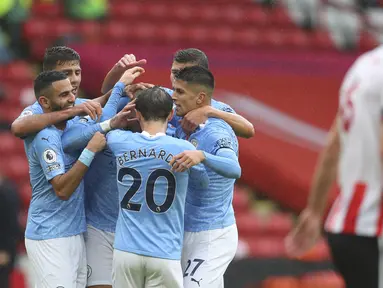 Pemain Manchester City merayakan gol yang dicetak Kyle Walker ke gawang Sheffield United pada laga lanjutan Liga Inggris di Stadion Bramall Lane, Sabtu (31/10/2020) malam WIB. Manchester City menang 1-0 atas Sheffield. (Cath Ivill/Pool via AP)